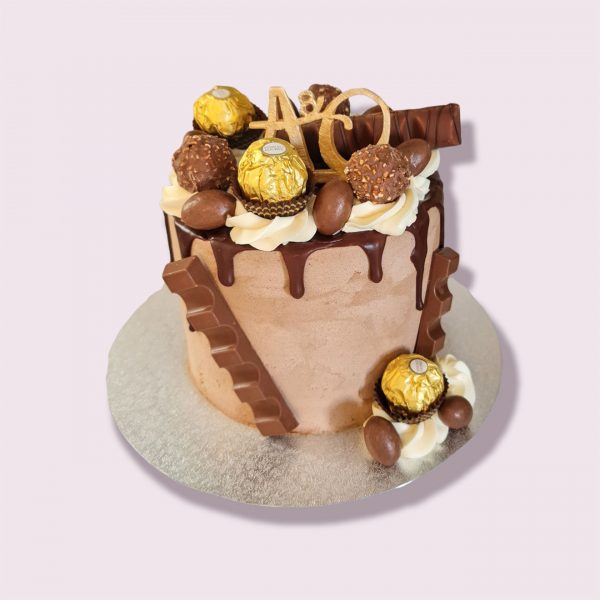 Gâteau tout chocolat avec bonbons Ferrero Rocher, Chockobons, Kinder Bueno et sauce chocolat