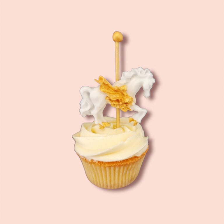 Cupcake carrousel avec crème vanille et cheval comestible