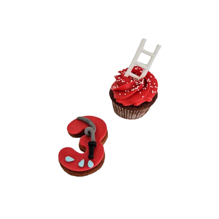 sablé et cupcake thème pompier avec crème rouge et échelle et tuyau d'arrosage