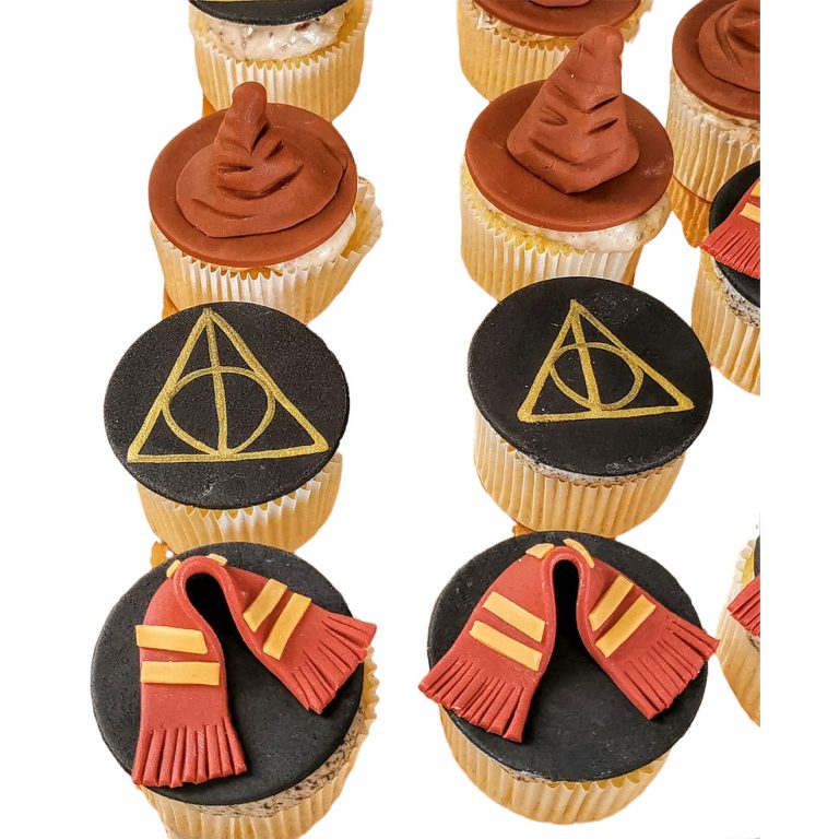 Cupcakes assortis Harry Potter avec écharpe Gryffondor, choipeau et les relics de la mort