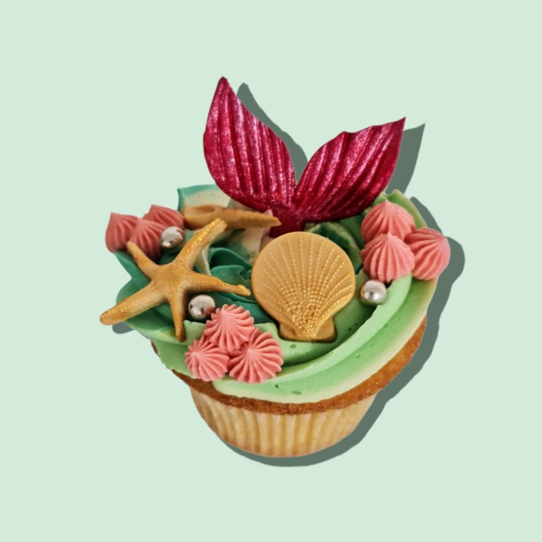 Cupcake sirène avec queue de sirène comestible, coquillages et perles