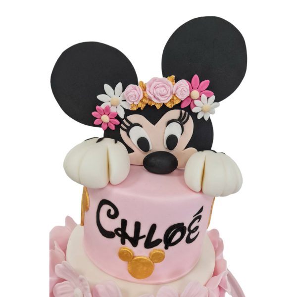 Gâteau Minnie Mouse avec une vue de près de la tête de Minnie, toute décoration comestible