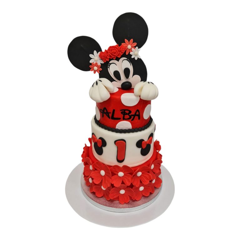 Gâteau à trois étages avec Minnie Mouse avec une couronne de fleurs et fleurs rouges et blancs